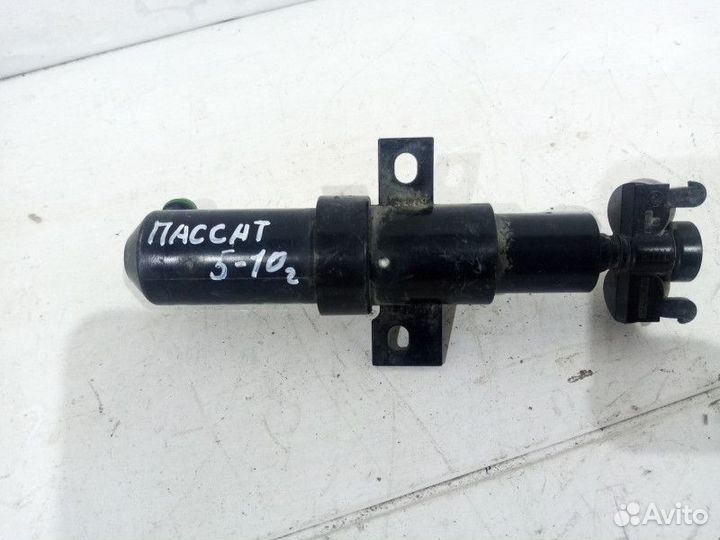 Форсунка омывателя фары правая Volkswagen Passat 6