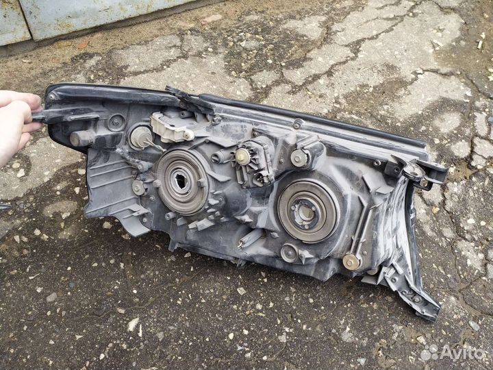 Фары на toyota land cruiser 200