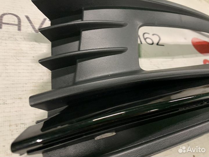 Окантовка противотуманной фары левая на Volkswagen