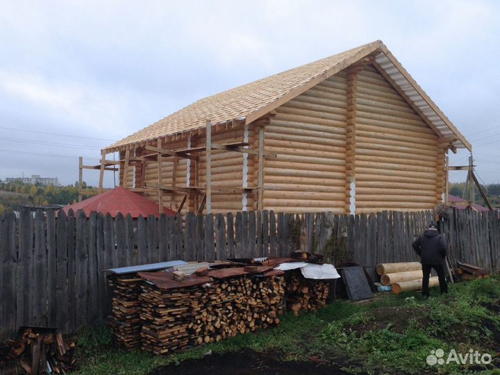 Сруб дома из бревна