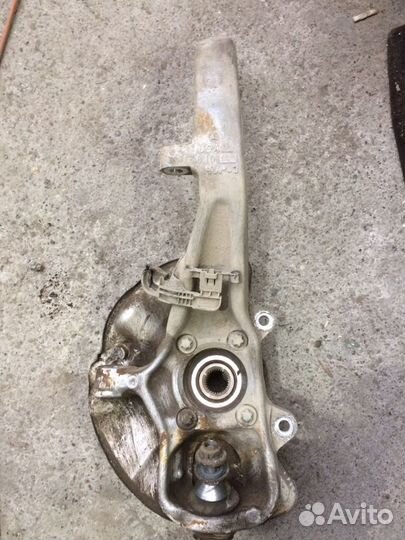 Поворотный кулак правый Mercedes W166 6.3