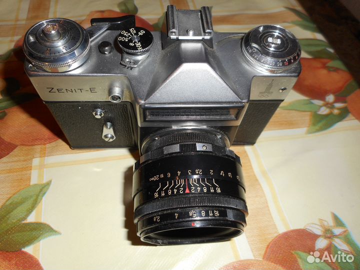 Фотоаппарат zenit-E с символикой