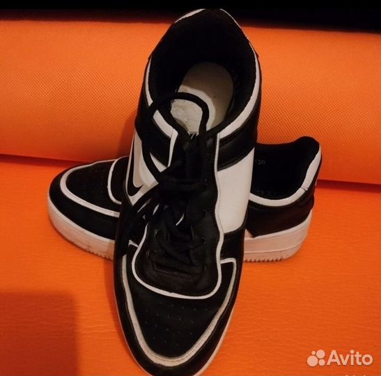 Кроссовки женские