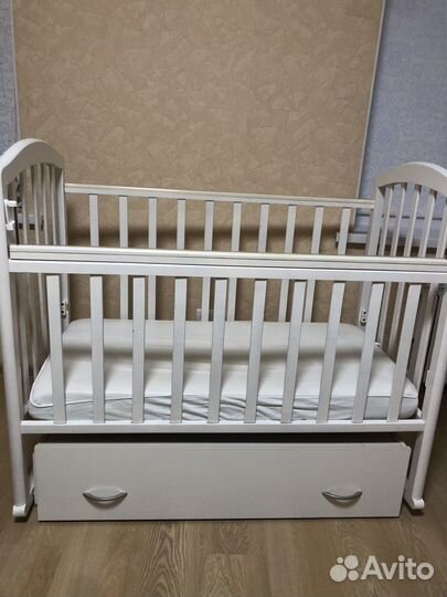Детская кроватка с поперечным маятником