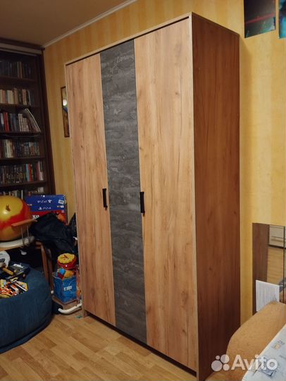 Шкаф распашной с полками и вешалом