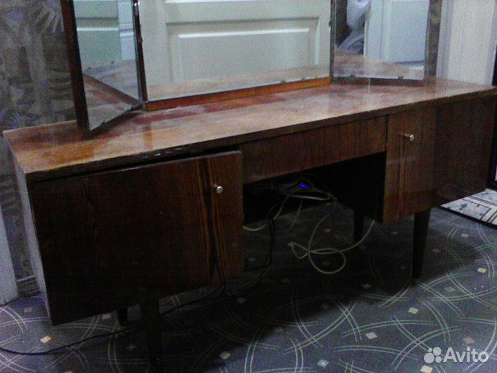 Трюмо с зеркалом