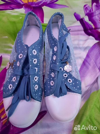 Кроссовки женские