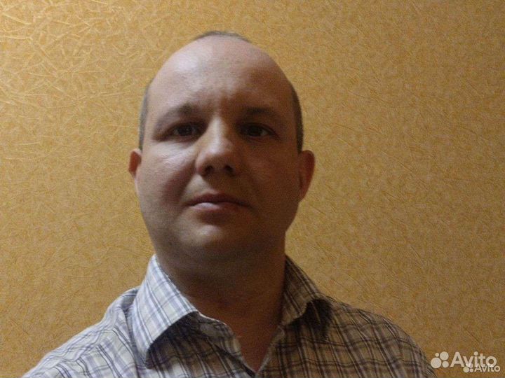 Офисный сотрудник с документами