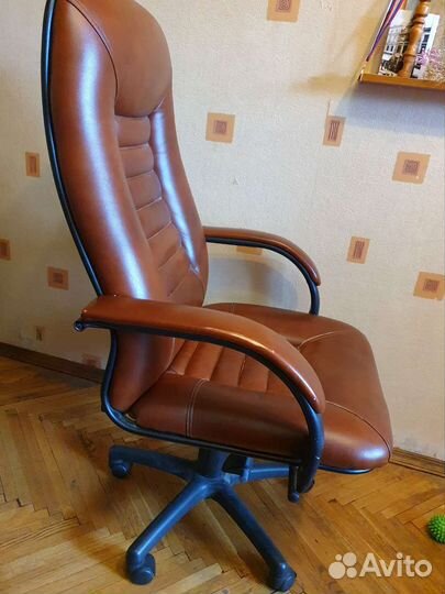 Офисное кожаное кресло