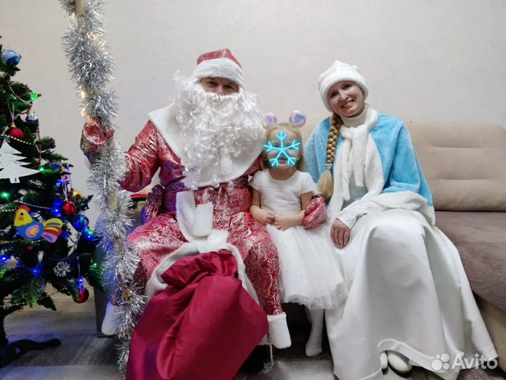 Дед Мороз и Снегурочка с живой бабочкой в подарок