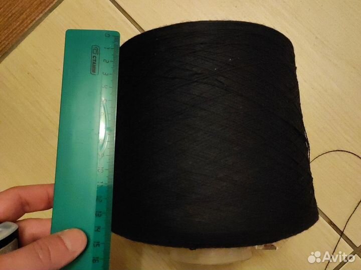 Большая катушка чёрных ниток