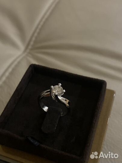 Кольцо с бриллиантом