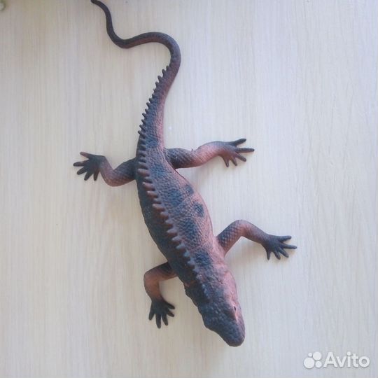 Ящерица игрушка