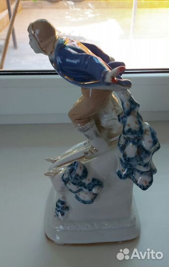 Фарфоровая статуэтка 