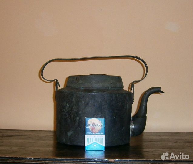Старинный большой медный чайник