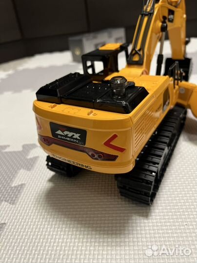 Экскаватор на радиоуправлении