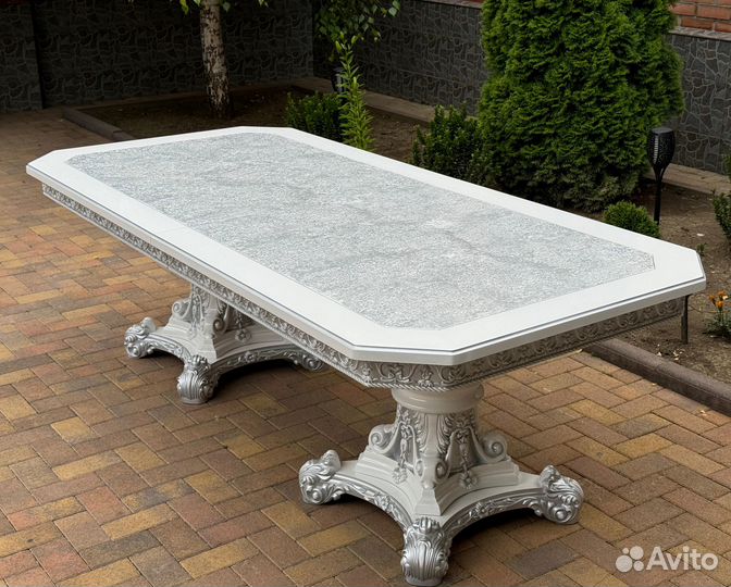 Стол и стулья