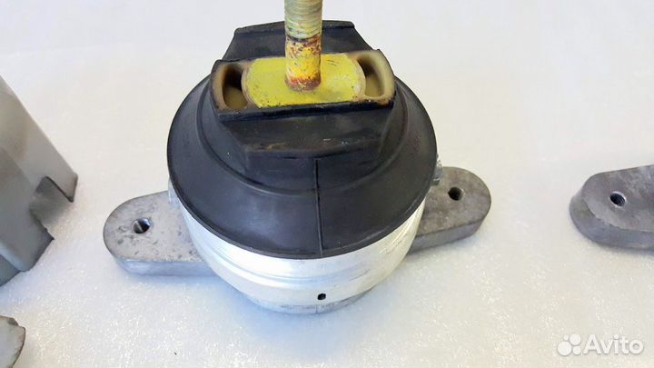 Опора кпп Audi A8 D3 (4E)