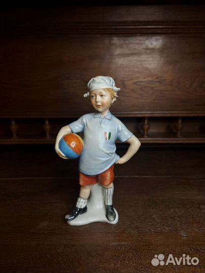 Мальчик футболист, фарфор, Каподимонте, Италия