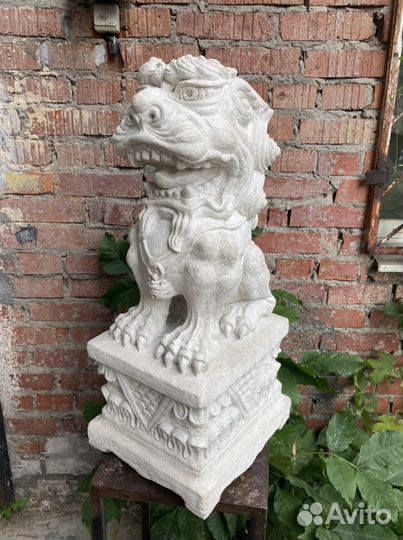 Скульптура «Белый лев»