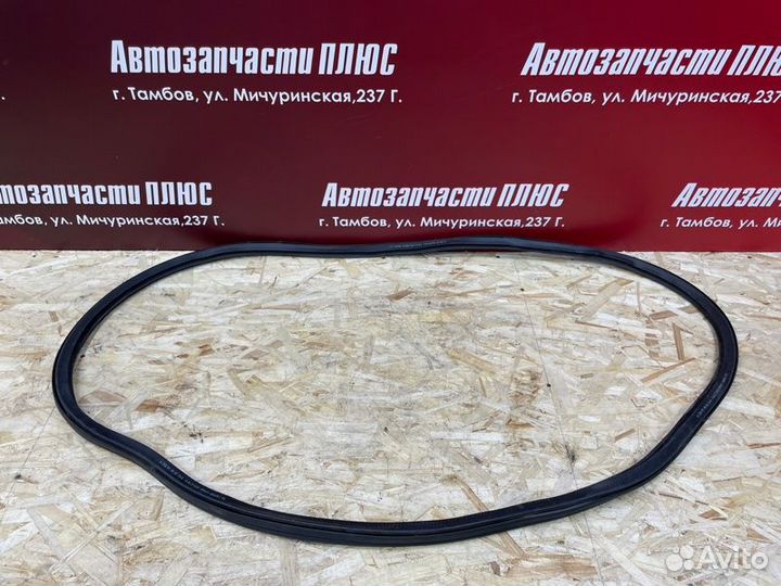 Уплотнитель двери задний правый Volkswagen Polo