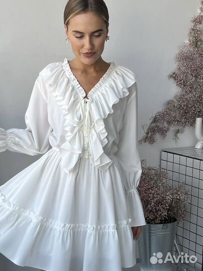 Белое платье мини с рюшами и воланами 42 44