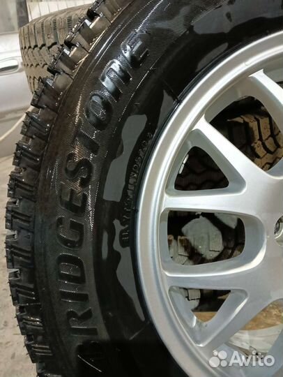 Bridgestone Blizzak Spike-01 205/70 R15 96T