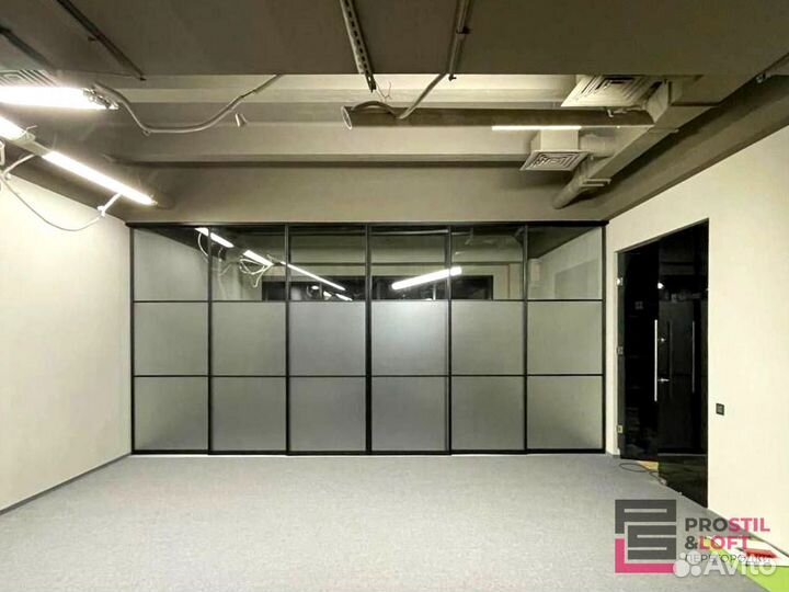 Стеклянная перегородка для зонирования комнат в Москве