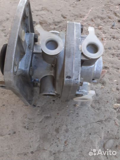 Кран тормозной камаз