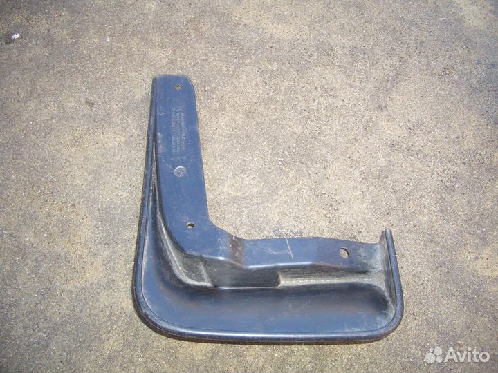 Брызговик передний правый Шкода Рапид с 12