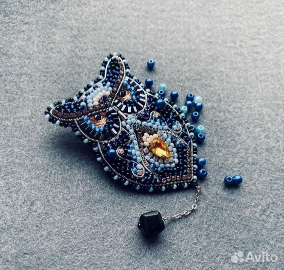 Брошь из бисера ручной работы 