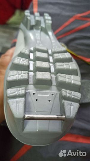 Лыжные ботинки для беговых лыж и палки