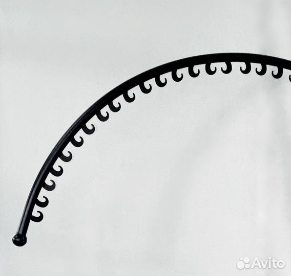 Дугообразная железнпя стойка для одежды