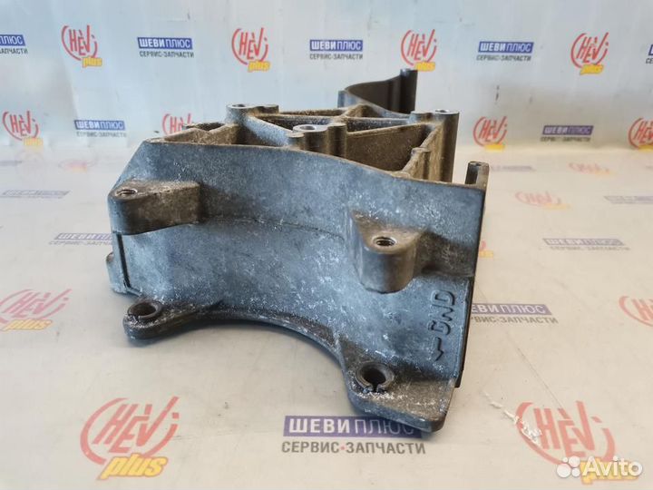 Кронштейн насоса Cadillac Escalade