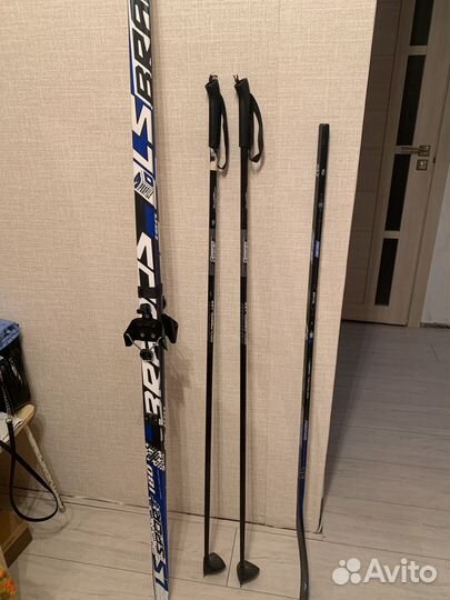 Лыжные ботинки, лыжи, лыжные палки и клюшка