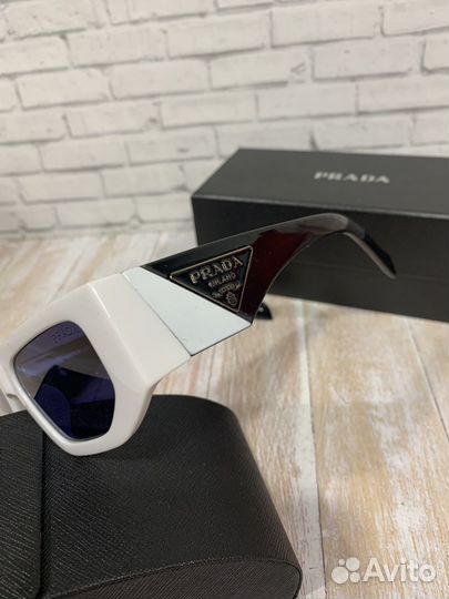 Солнцезащитные очки Prada