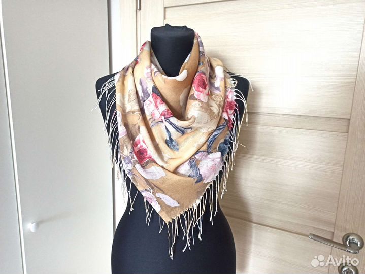 Женский шёлковый платок/шарф/палантин с цветами