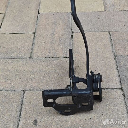 Крюк капота Skoda Octavia 2004-2013