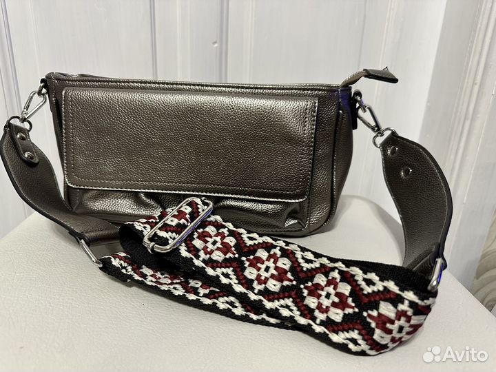 Новая сумка cross - боди с ярким ремнем