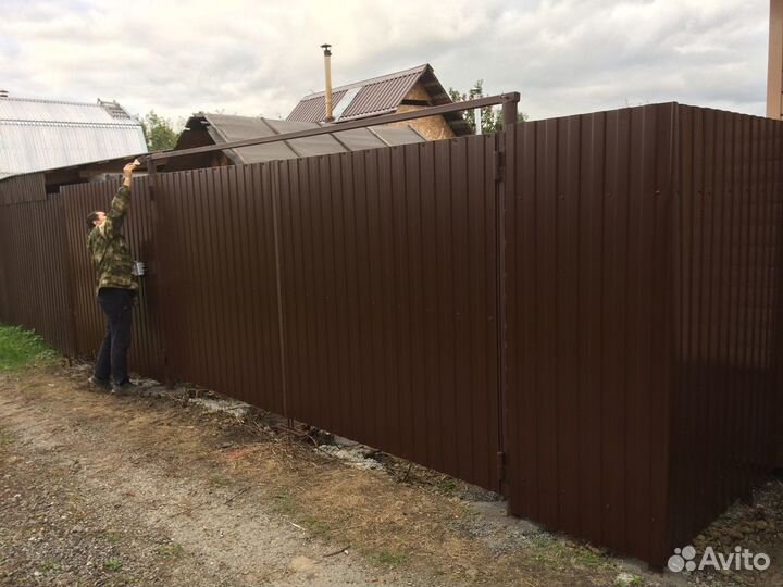 Бурение лунок для столбов забора и ворот