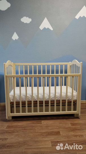 Детская кроватка с маятником