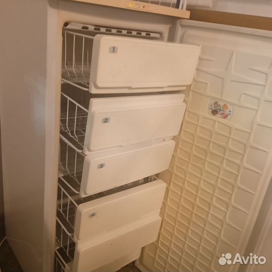 Морозилка вертикальная