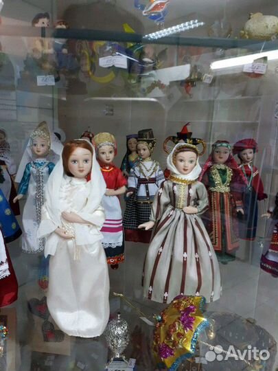 Фарфоровые куколки в национальных костюмах