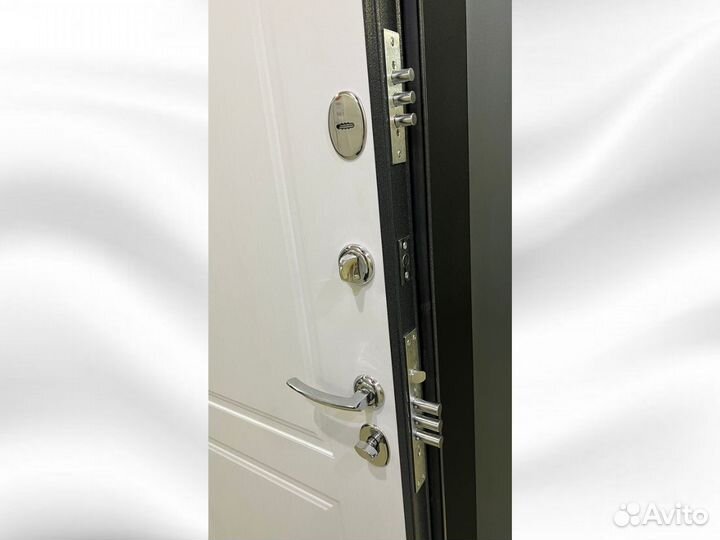 Входная дверь в квартиру металлическая