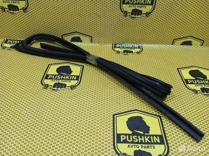 Уплотнитель стекла двери передний левый Renault