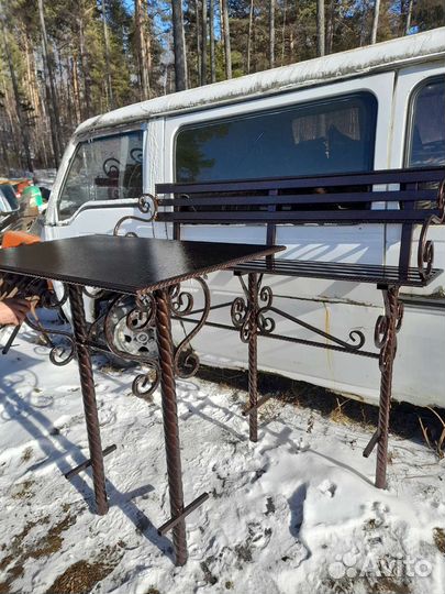 Столы и лавочки на кладбище