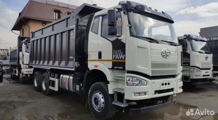 Водитель самосвала