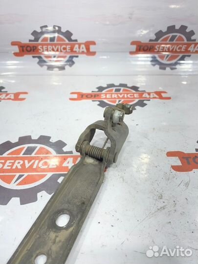 Петля двери задняя Toyota Granvia KCH16W 1KZ-TE