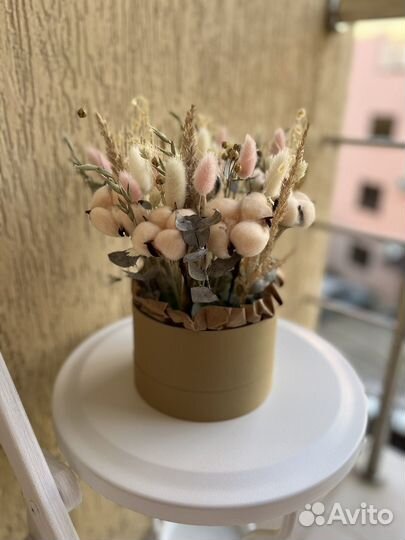 Букет из сухоцветов в шляпной коробке