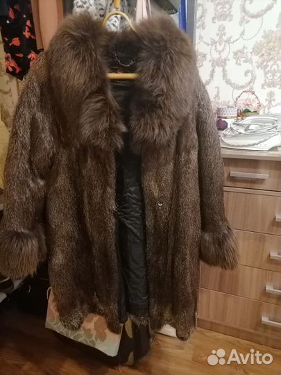 Шуба из нутрии с песцовым воротником и рукавами